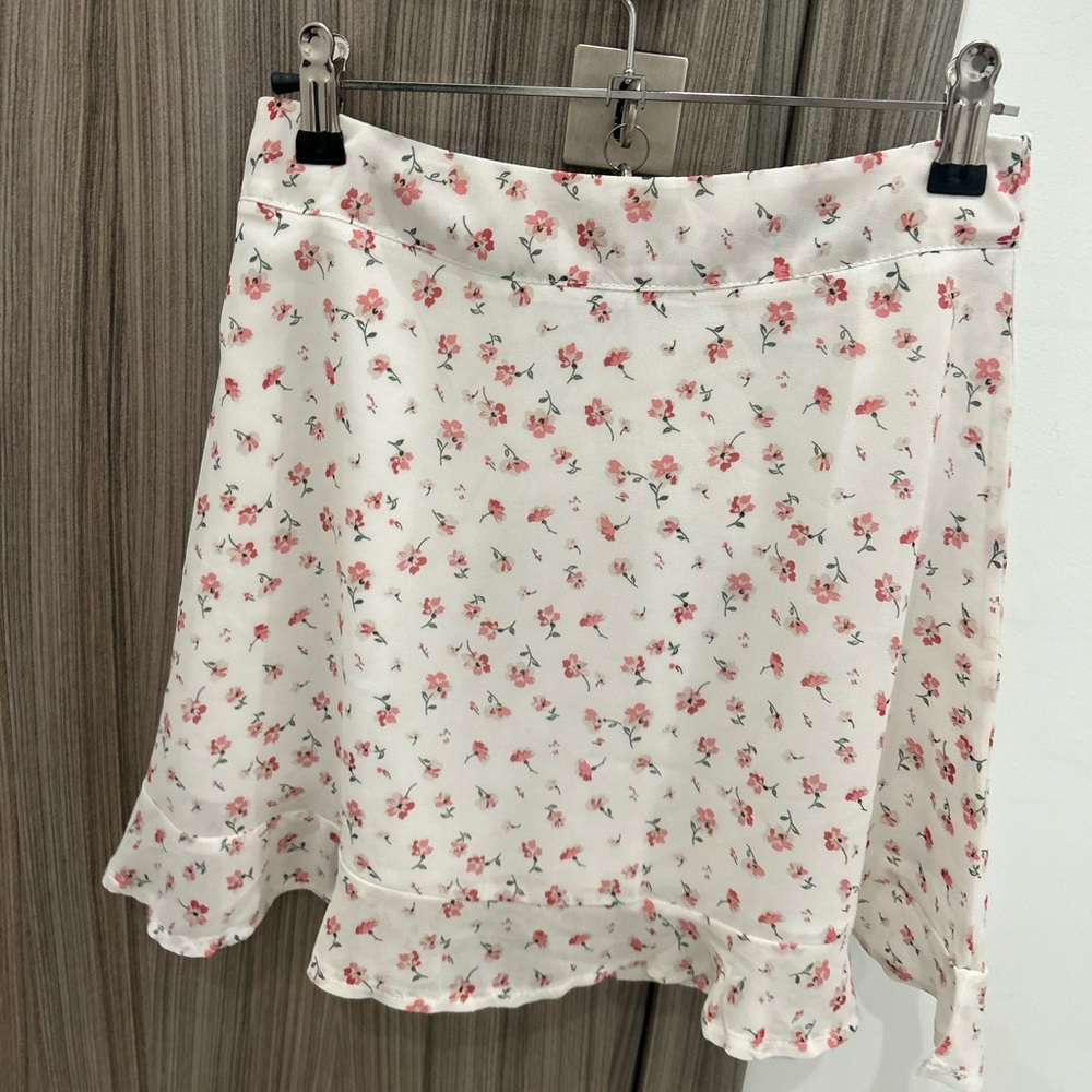 White mini skirt with pink flowers